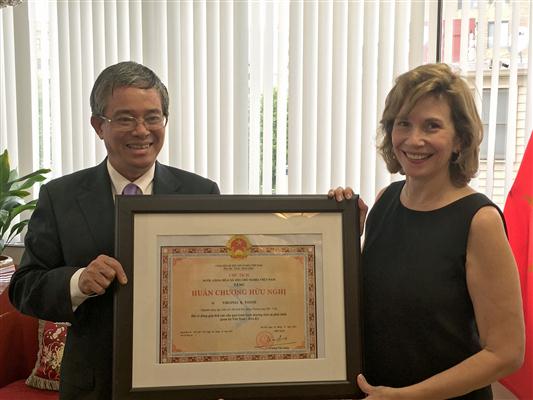 ປະດັບໄຊມິດຕະພາບໃຫ້ປະທານຫ້ອງການການຄ້າອາເມລິກາປະຈຳຮ່າໂນ້ຍ